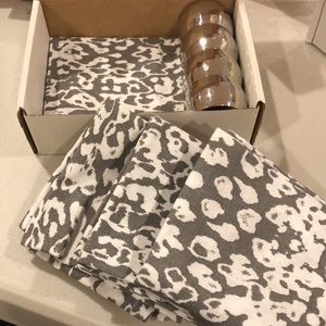 Dinner Napkins and Rings - Set of 4 Qty